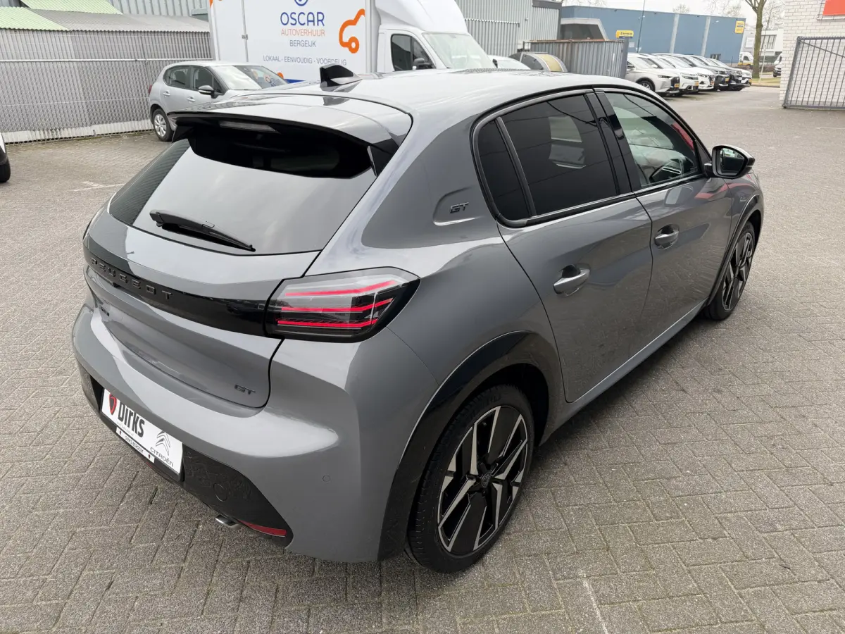 100pk GT (Camera - Keyless Entry - Parkeersensoren V+A - LED - Navigatie - Automatische Airco - Draadloos laden - Apple Carplay - 3D Cockpit)