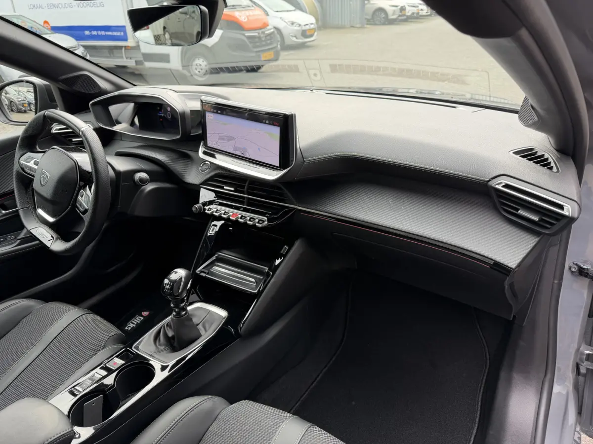 100pk GT (Camera - Keyless Entry - Parkeersensoren V+A - LED - Navigatie - Automatische Airco - Draadloos laden - Apple Carplay - 3D Cockpit)