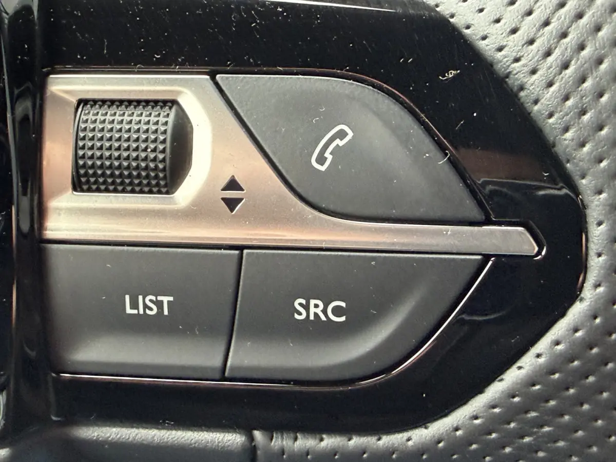 100pk GT (Camera - Keyless Entry - Parkeersensoren V+A - LED - Navigatie - Automatische Airco - Draadloos laden - Apple Carplay - 3D Cockpit)