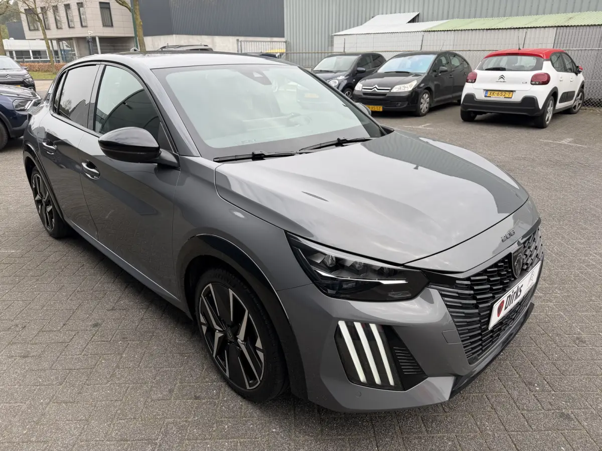 100pk GT (Camera - Keyless Entry - Parkeersensoren V+A - LED - Navigatie - Automatische Airco - Draadloos laden - Apple Carplay - 3D Cockpit)
