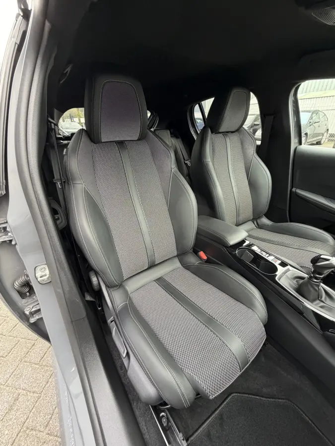100pk GT (Camera - Keyless Entry - Parkeersensoren V+A - LED - Navigatie - Automatische Airco - Draadloos laden - Apple Carplay - 3D Cockpit)