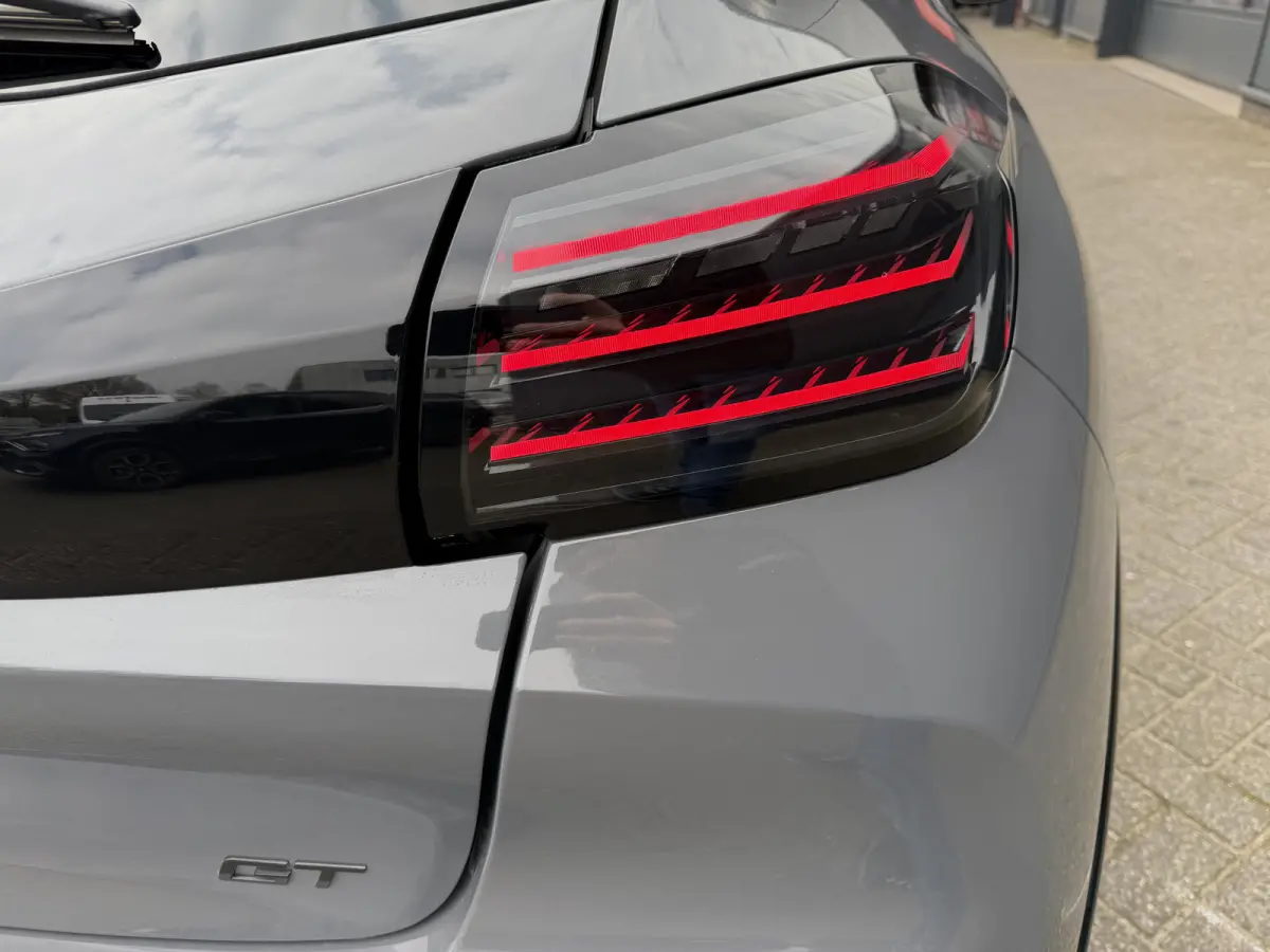 100pk GT (Camera - Keyless Entry - Parkeersensoren V+A - LED - Navigatie - Automatische Airco - Draadloos laden - Apple Carplay - 3D Cockpit)