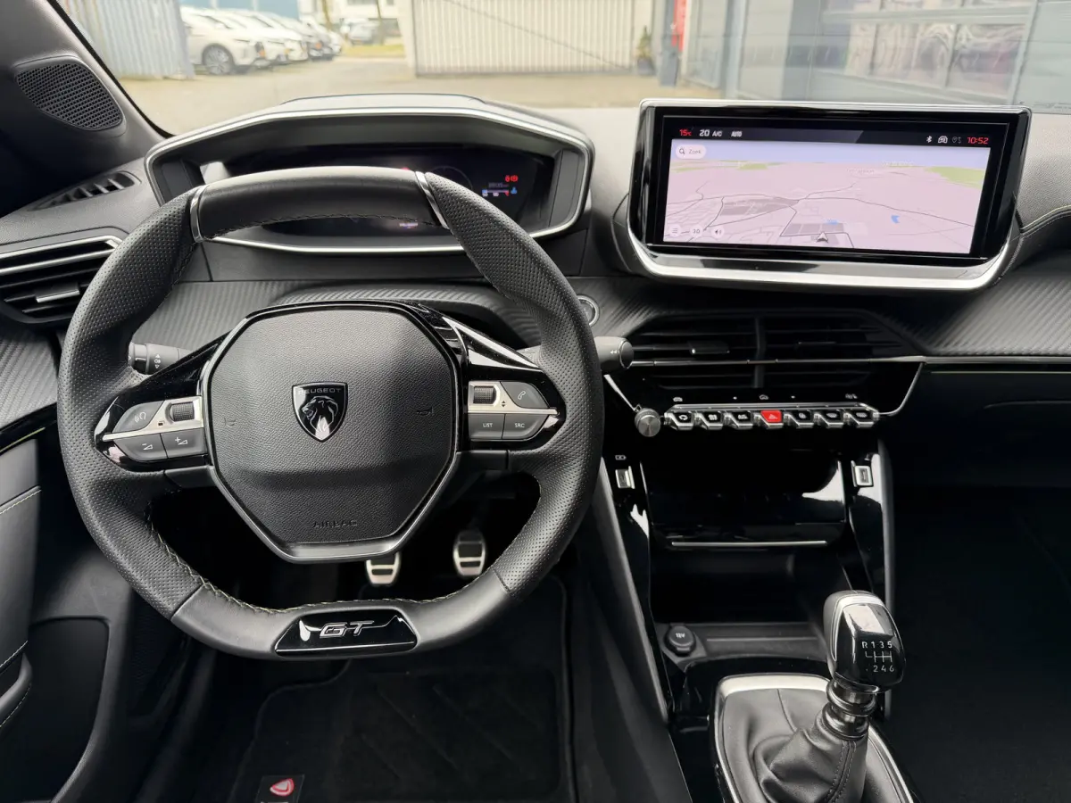 100pk GT (Camera - Keyless Entry - Parkeersensoren V+A - LED - Navigatie - Automatische Airco - Draadloos laden - Apple Carplay - 3D Cockpit)