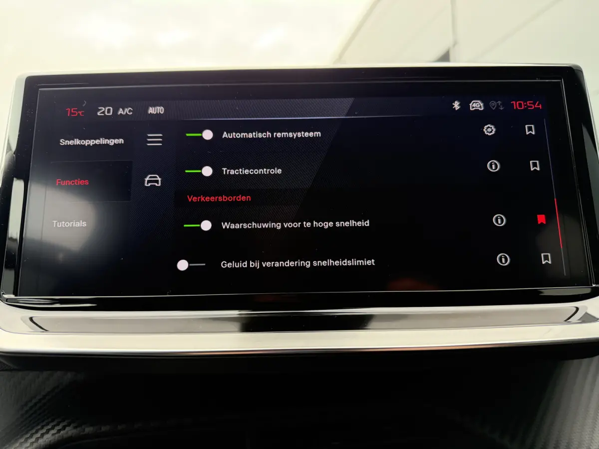 100pk GT (Camera - Keyless Entry - Parkeersensoren V+A - LED - Navigatie - Automatische Airco - Draadloos laden - Apple Carplay - 3D Cockpit)