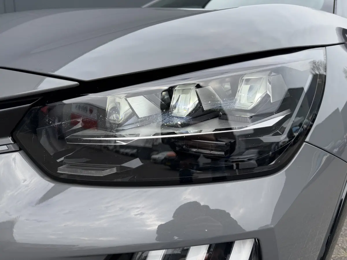 100pk GT (Camera - Keyless Entry - Parkeersensoren V+A - LED - Navigatie - Automatische Airco - Draadloos laden - Apple Carplay - 3D Cockpit)