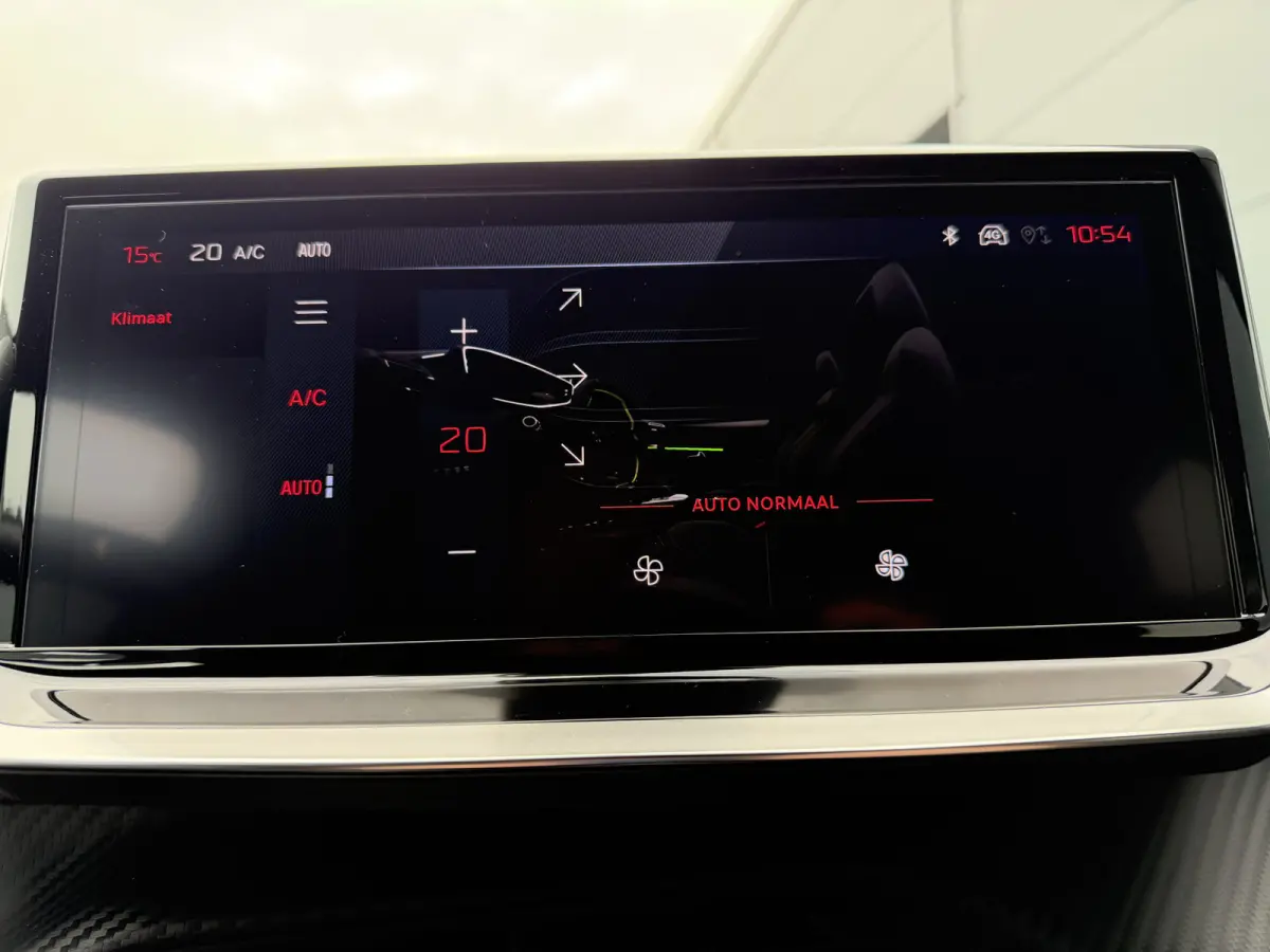100pk GT (Camera - Keyless Entry - Parkeersensoren V+A - LED - Navigatie - Automatische Airco - Draadloos laden - Apple Carplay - 3D Cockpit)