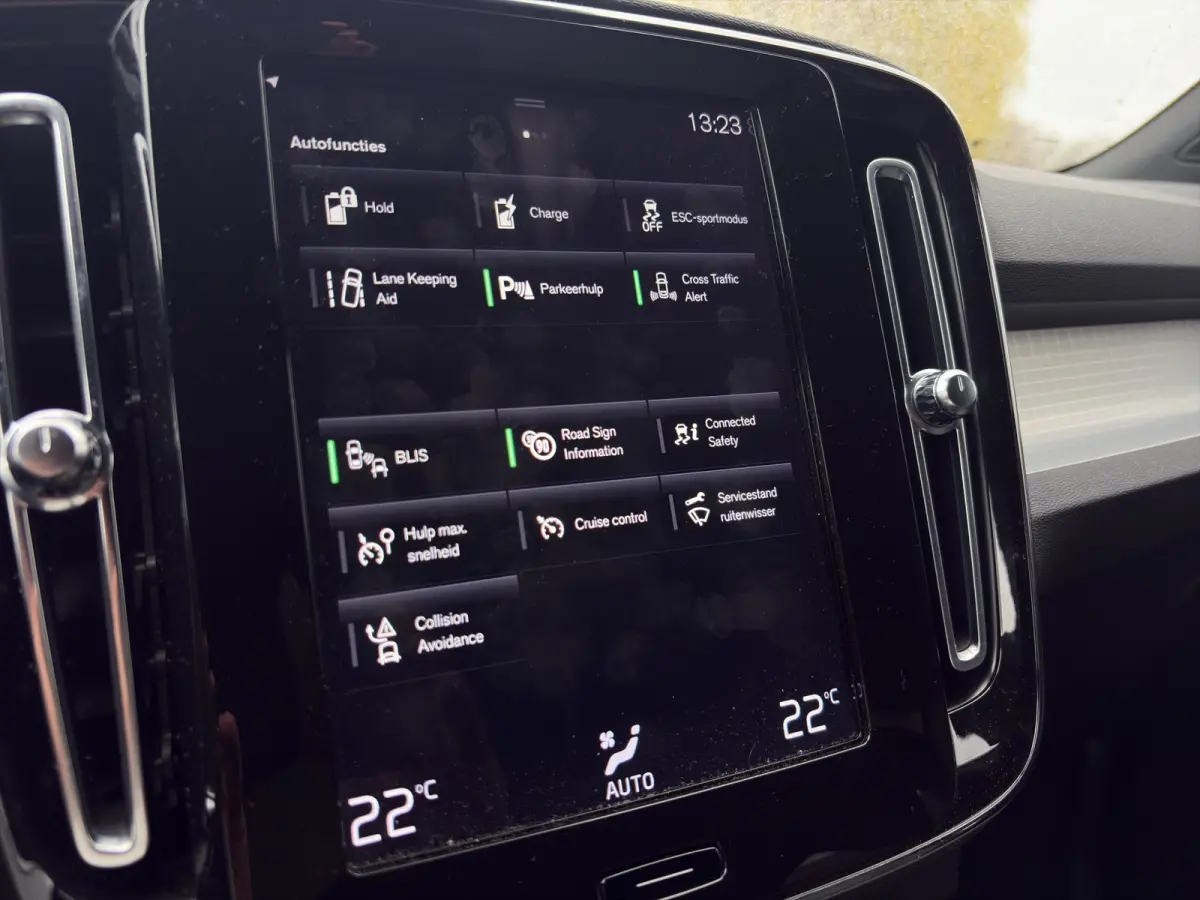 T4 R-Design Expression | BLIS | Trekhaak | Adaptive Cruise Control | Apple / Android Carplay | DAB |