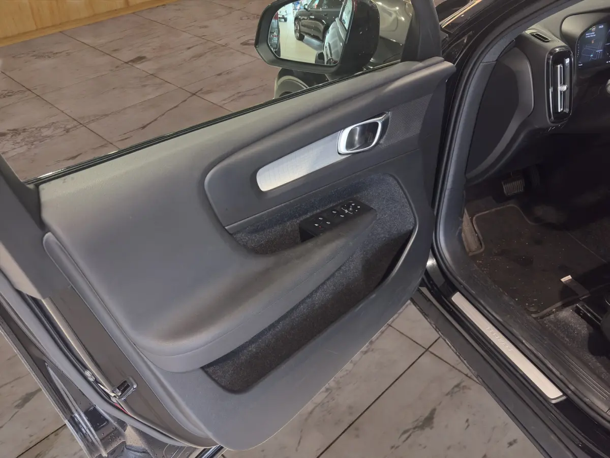 T4 R-Design Expression | BLIS | Trekhaak | Adaptive Cruise Control | Apple / Android Carplay | DAB |