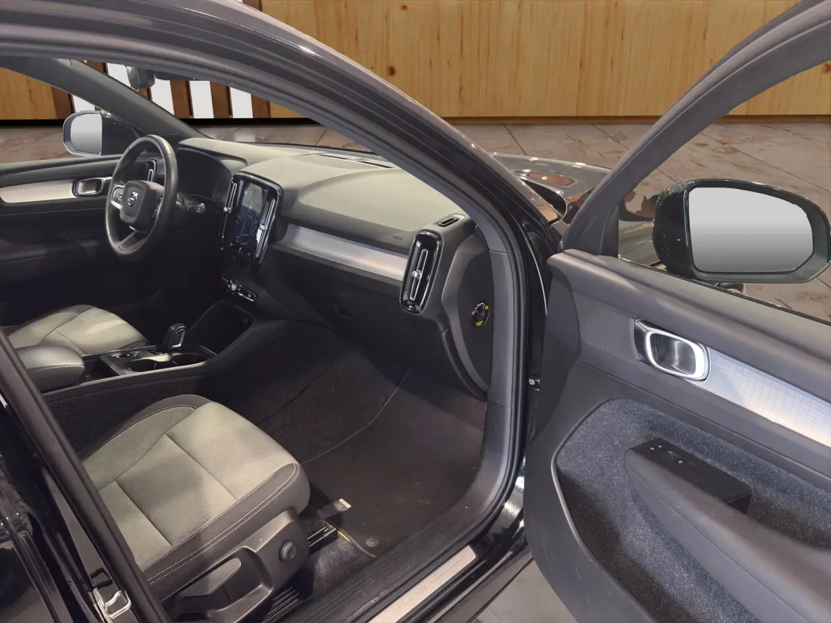 T4 R-Design Expression | BLIS | Trekhaak | Adaptive Cruise Control | Apple / Android Carplay | DAB |