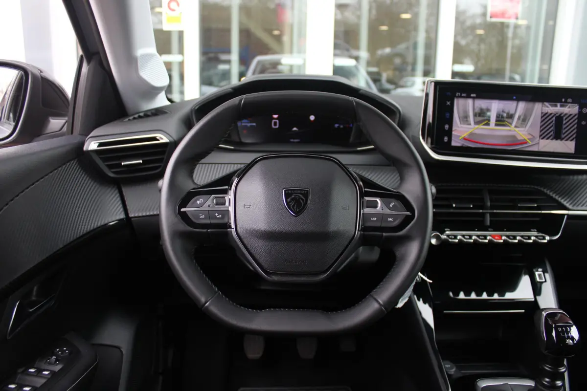 1.2 100PK ALLURE | CAMERA VOOR + ACHTER | PARKEERSENSOREN VOOR + ACHTER | DRAADLOZE APPLE CARPLAY/ANDROID AUTO | NAVIGATIE | DODEHOEK DETECTIE | CRUISE CONTROL | DAB+ RADIO | CLIMATE CONTROL