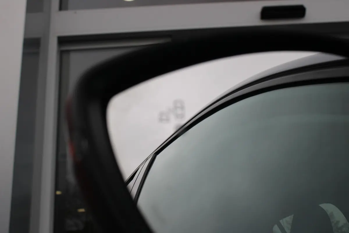 1.2 100PK ALLURE | CAMERA VOOR + ACHTER | PARKEERSENSOREN VOOR + ACHTER | DRAADLOZE APPLE CARPLAY/ANDROID AUTO | NAVIGATIE | DODEHOEK DETECTIE | CRUISE CONTROL | DAB+ RADIO | CLIMATE CONTROL