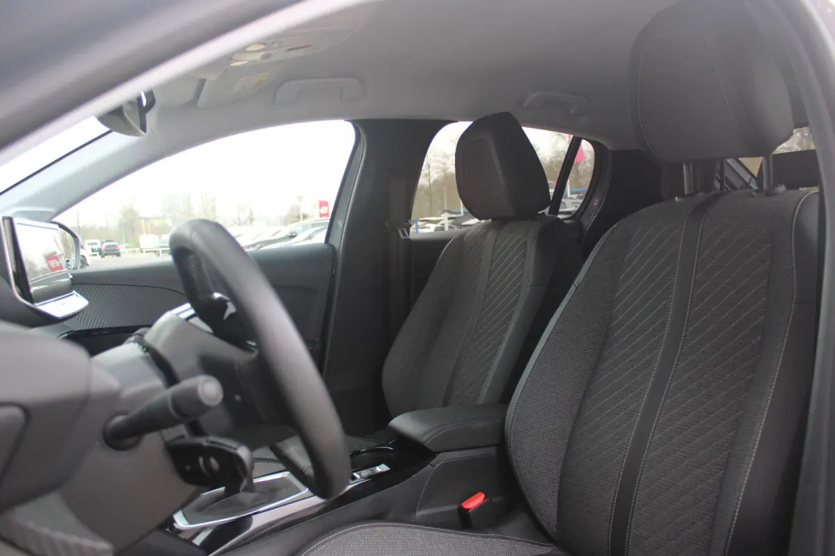 1.2 100PK ALLURE | CAMERA VOOR + ACHTER | PARKEERSENSOREN VOOR + ACHTER | DRAADLOZE APPLE CARPLAY/ANDROID AUTO | NAVIGATIE | DODEHOEK DETECTIE | CRUISE CONTROL | DAB+ RADIO | CLIMATE CONTROL