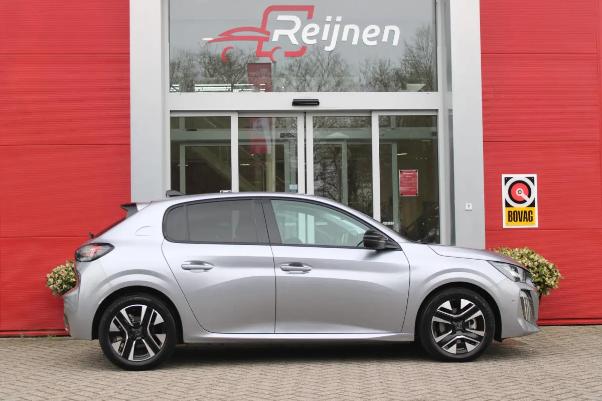 1.2 100PK ALLURE | CAMERA VOOR + ACHTER | PARKEERSENSOREN VOOR + ACHTER | DRAADLOZE APPLE CARPLAY/ANDROID AUTO | NAVIGATIE | DODEHOEK DETECTIE | CRUISE CONTROL | DAB+ RADIO | CLIMATE CONTROL