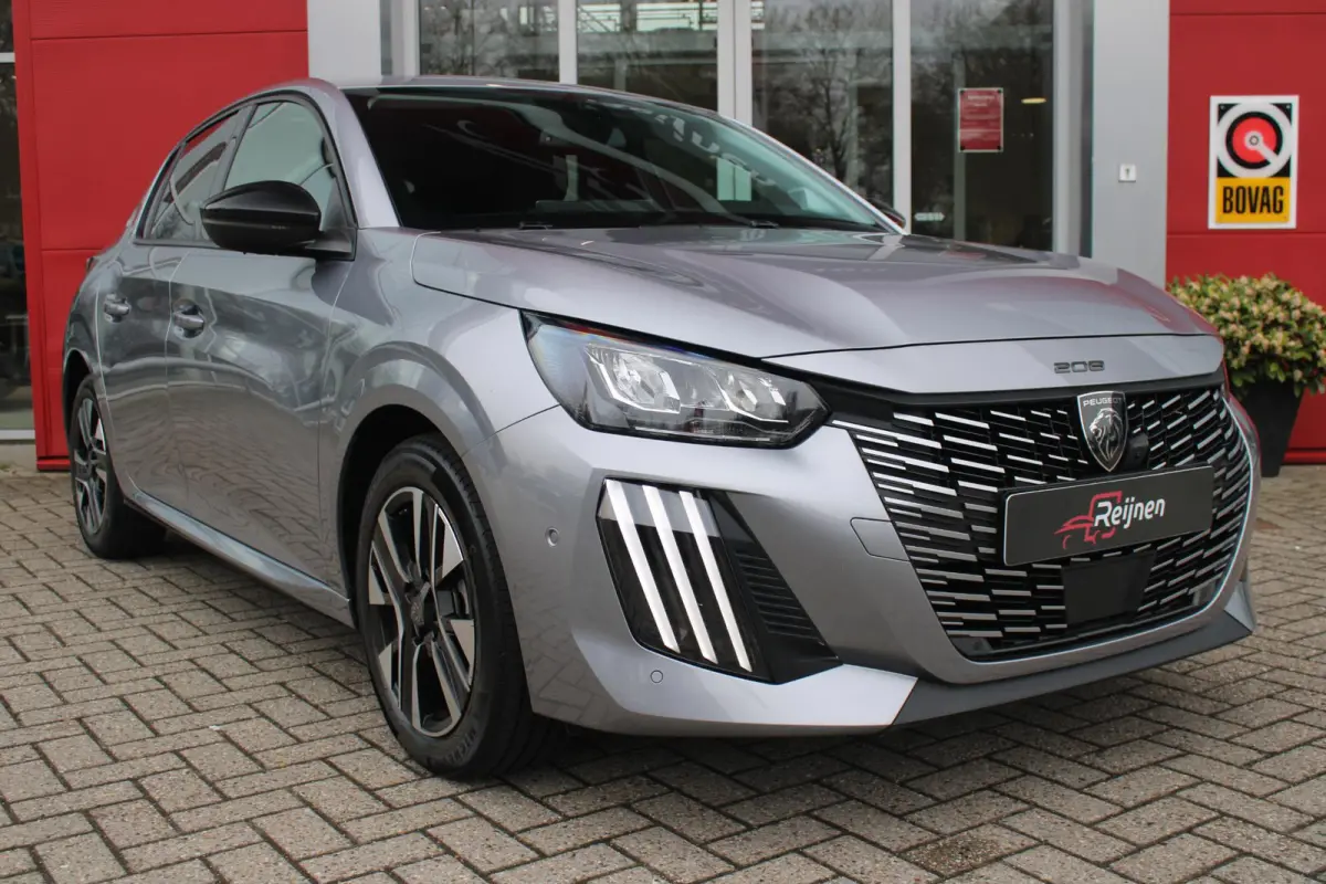1.2 100PK ALLURE | CAMERA VOOR + ACHTER | PARKEERSENSOREN VOOR + ACHTER | DRAADLOZE APPLE CARPLAY/ANDROID AUTO | NAVIGATIE | DODEHOEK DETECTIE | CRUISE CONTROL | DAB+ RADIO | CLIMATE CONTROL