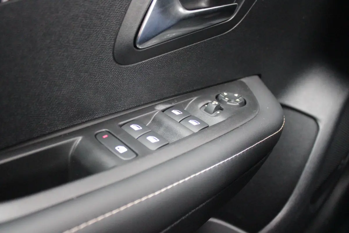 1.2 100PK ALLURE | CAMERA VOOR + ACHTER | PARKEERSENSOREN VOOR + ACHTER | DRAADLOZE APPLE CARPLAY/ANDROID AUTO | NAVIGATIE | DODEHOEK DETECTIE | CRUISE CONTROL | DAB+ RADIO | CLIMATE CONTROL