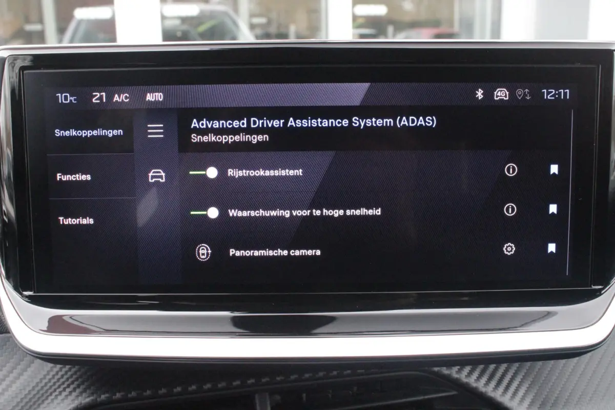 1.2 100PK ALLURE | CAMERA VOOR + ACHTER | PARKEERSENSOREN VOOR + ACHTER | DRAADLOZE APPLE CARPLAY/ANDROID AUTO | NAVIGATIE | DODEHOEK DETECTIE | CRUISE CONTROL | DAB+ RADIO | CLIMATE CONTROL