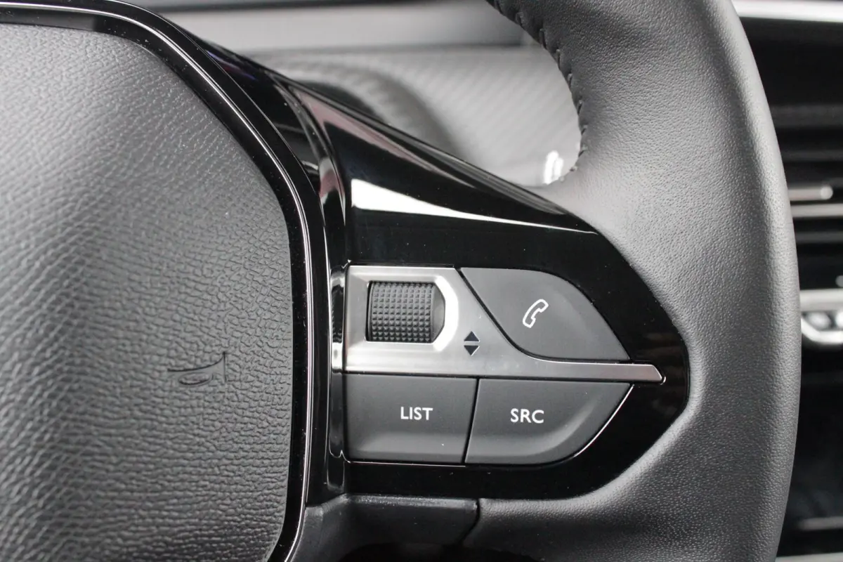 1.2 100PK ALLURE | CAMERA VOOR + ACHTER | PARKEERSENSOREN VOOR + ACHTER | DRAADLOZE APPLE CARPLAY/ANDROID AUTO | NAVIGATIE | DODEHOEK DETECTIE | CRUISE CONTROL | DAB+ RADIO | CLIMATE CONTROL