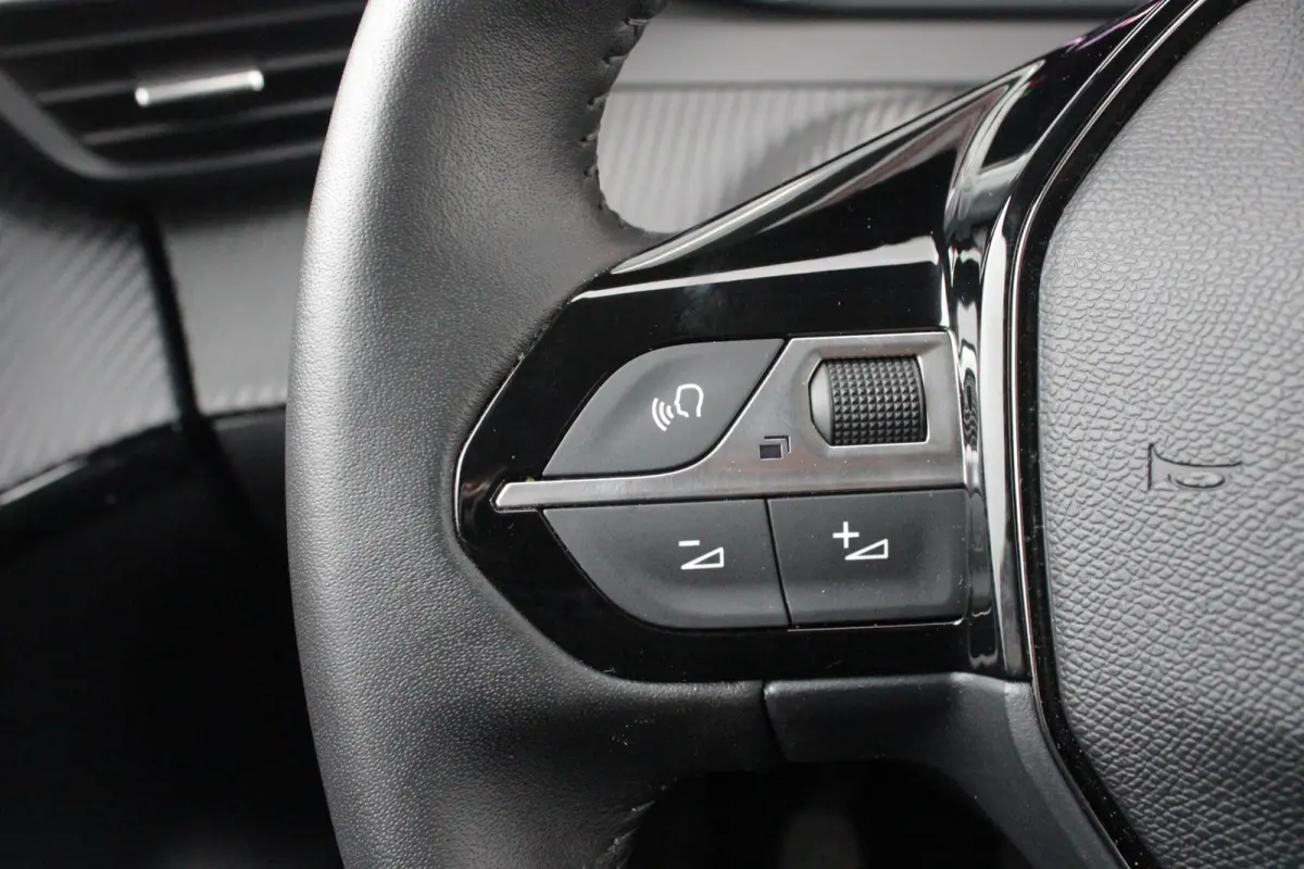 1.2 100PK ALLURE | CAMERA VOOR + ACHTER | PARKEERSENSOREN VOOR + ACHTER | DRAADLOZE APPLE CARPLAY/ANDROID AUTO | NAVIGATIE | DODEHOEK DETECTIE | CRUISE CONTROL | DAB+ RADIO | CLIMATE CONTROL