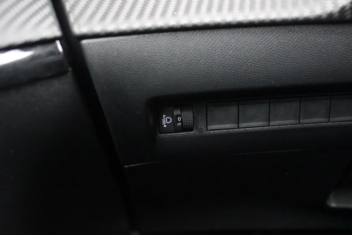 1.2 100PK ALLURE | CAMERA VOOR + ACHTER | PARKEERSENSOREN VOOR + ACHTER | DRAADLOZE APPLE CARPLAY/ANDROID AUTO | NAVIGATIE | DODEHOEK DETECTIE | CRUISE CONTROL | DAB+ RADIO | CLIMATE CONTROL