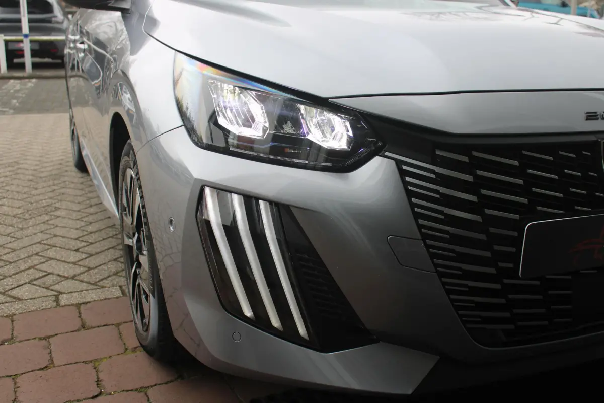 1.2 100PK ALLURE | CAMERA VOOR + ACHTER | PARKEERSENSOREN VOOR + ACHTER | DRAADLOZE APPLE CARPLAY/ANDROID AUTO | NAVIGATIE | DODEHOEK DETECTIE | CRUISE CONTROL | DAB+ RADIO | CLIMATE CONTROL