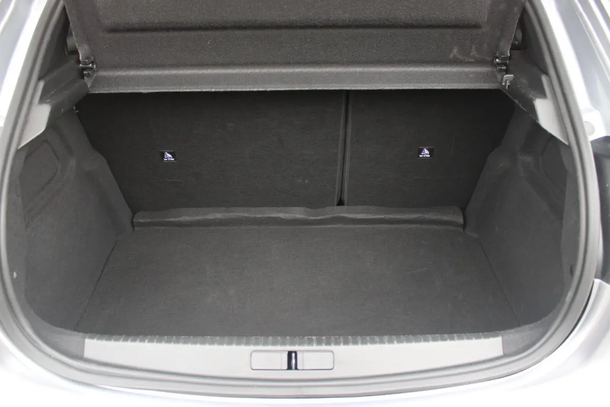 1.2 100PK ALLURE | CAMERA VOOR + ACHTER | PARKEERSENSOREN VOOR + ACHTER | DRAADLOZE APPLE CARPLAY/ANDROID AUTO | NAVIGATIE | DODEHOEK DETECTIE | CRUISE CONTROL | DAB+ RADIO | CLIMATE CONTROL