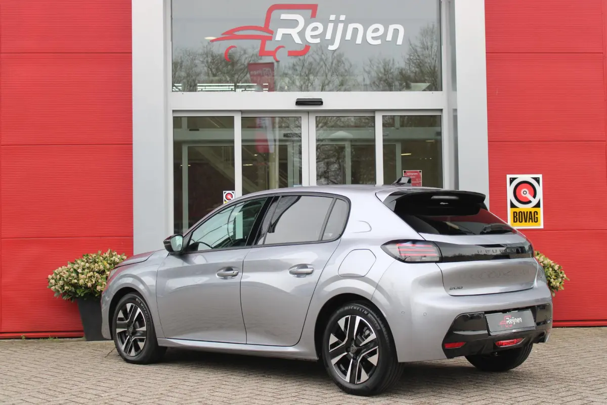 1.2 100PK ALLURE | CAMERA VOOR + ACHTER | PARKEERSENSOREN VOOR + ACHTER | DRAADLOZE APPLE CARPLAY/ANDROID AUTO | NAVIGATIE | DODEHOEK DETECTIE | CRUISE CONTROL | DAB+ RADIO | CLIMATE CONTROL