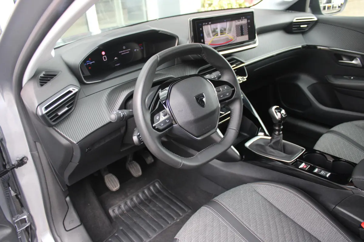 1.2 100PK ALLURE | CAMERA VOOR + ACHTER | PARKEERSENSOREN VOOR + ACHTER | DRAADLOZE APPLE CARPLAY/ANDROID AUTO | NAVIGATIE | DODEHOEK DETECTIE | CRUISE CONTROL | DAB+ RADIO | CLIMATE CONTROL