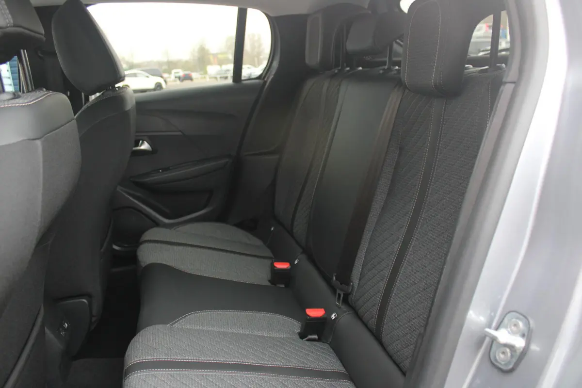 1.2 100PK ALLURE | CAMERA VOOR + ACHTER | PARKEERSENSOREN VOOR + ACHTER | DRAADLOZE APPLE CARPLAY/ANDROID AUTO | NAVIGATIE | DODEHOEK DETECTIE | CRUISE CONTROL | DAB+ RADIO | CLIMATE CONTROL
