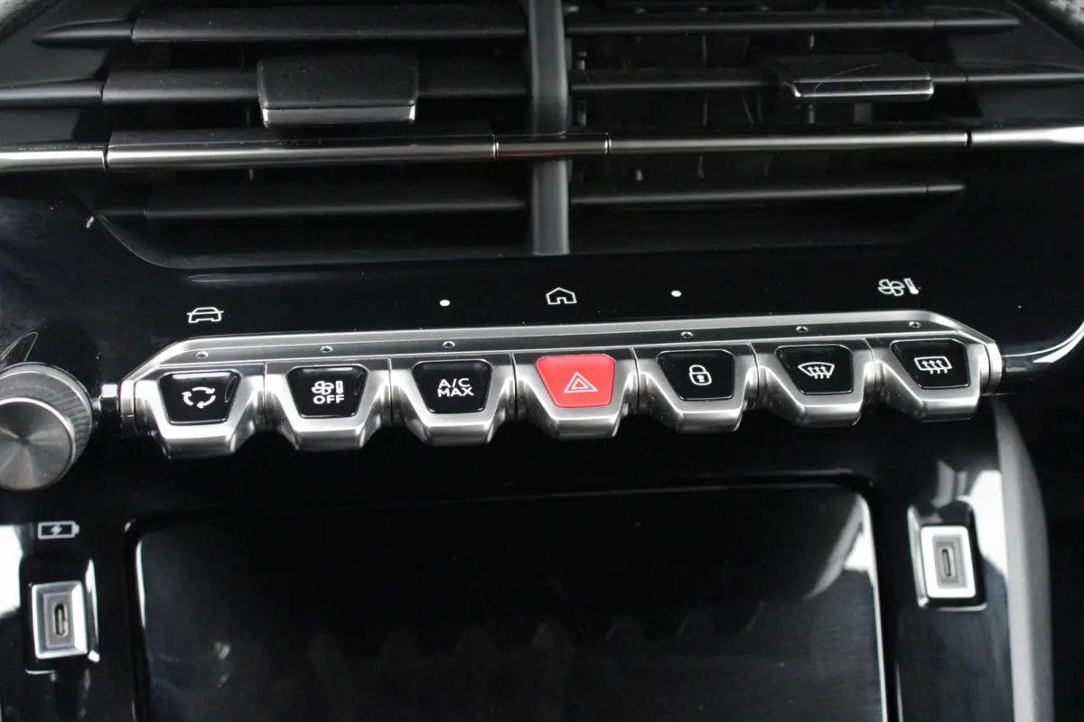 1.2 100PK ALLURE | CAMERA VOOR + ACHTER | PARKEERSENSOREN VOOR + ACHTER | DRAADLOZE APPLE CARPLAY/ANDROID AUTO | NAVIGATIE | DODEHOEK DETECTIE | CRUISE CONTROL | DAB+ RADIO | CLIMATE CONTROL