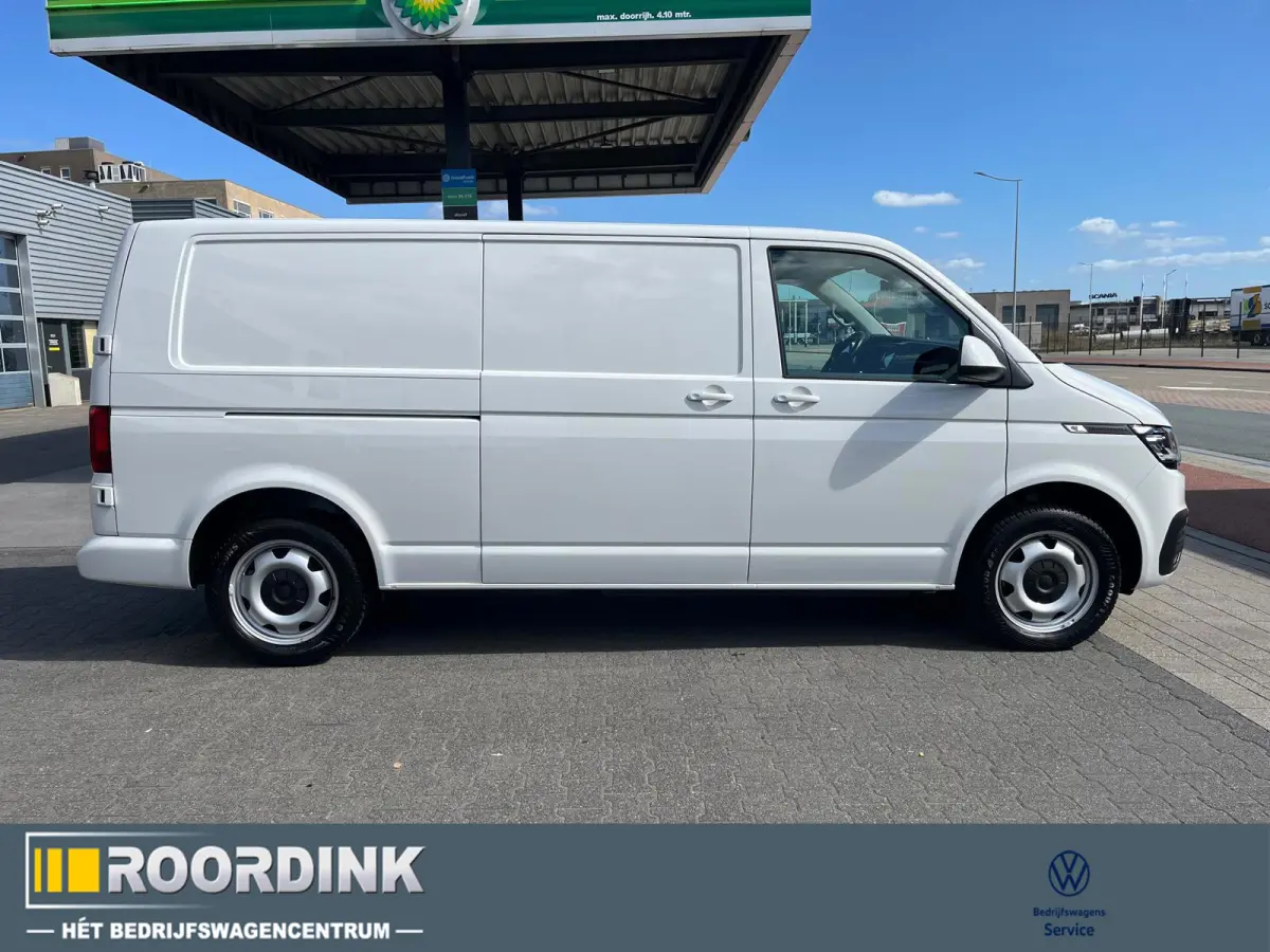 T6.1 150 pk DSG L2 - 3200 kg uit. Bumpers in kleur, LED , Trekhaak, Navi, stoelverwarming