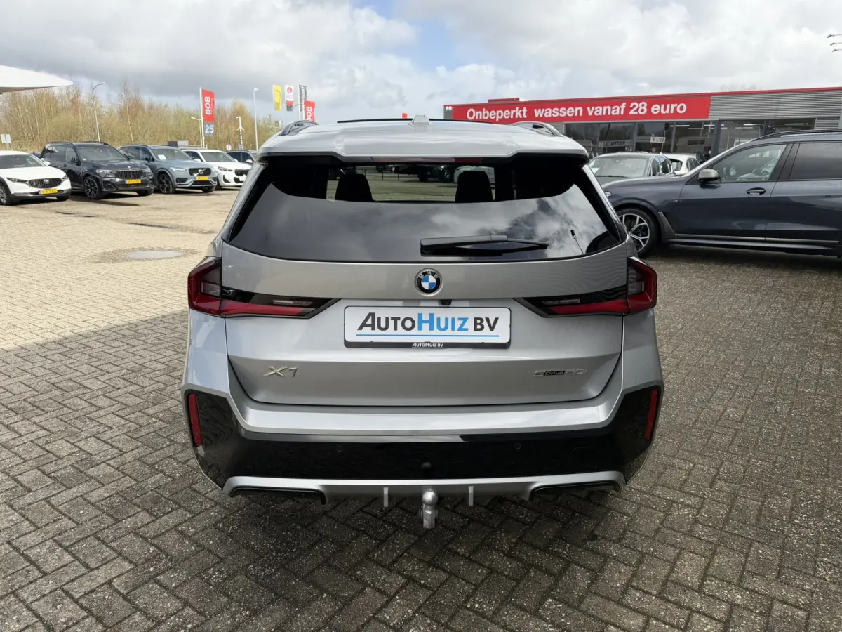 sDrive20i M Sport Premium Pakket Panoramadak Trekhaak Achteruitrijcamera Stoelverwarming Keyless Entry Carplay