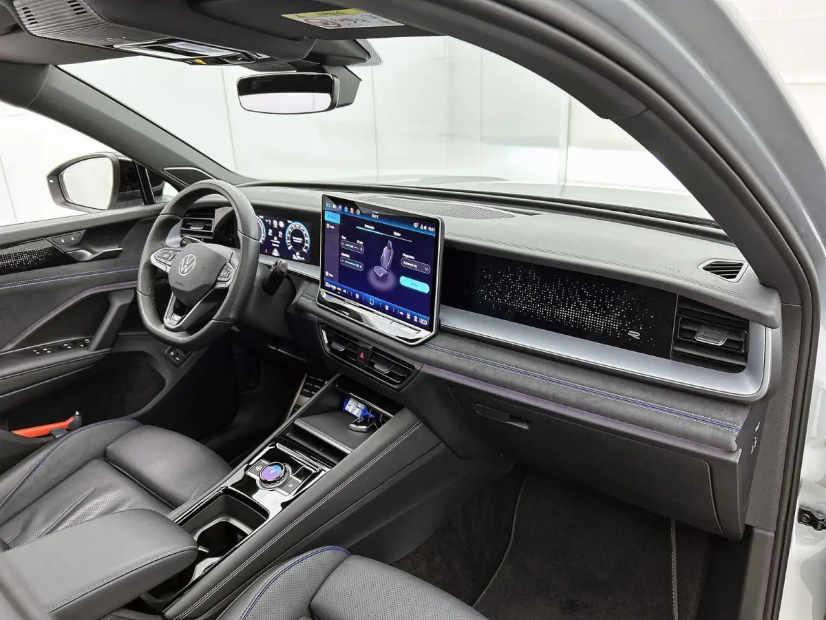 1.5 eHybrid R-Line Edition | SoH 97% | 272 PK | Automaat | Black Style | Lederen Interieur (Memory Seats) | 360* Camera (Helicopter View) | Head-Up Display | Harman-Kardon