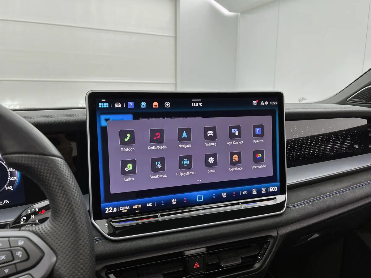 1.5 eHybrid R-Line Edition | SoH 97% | 272 PK | Automaat | Black Style | Lederen Interieur (Memory Seats) | 360* Camera (Helicopter View) | Head-Up Display | Harman-Kardon
