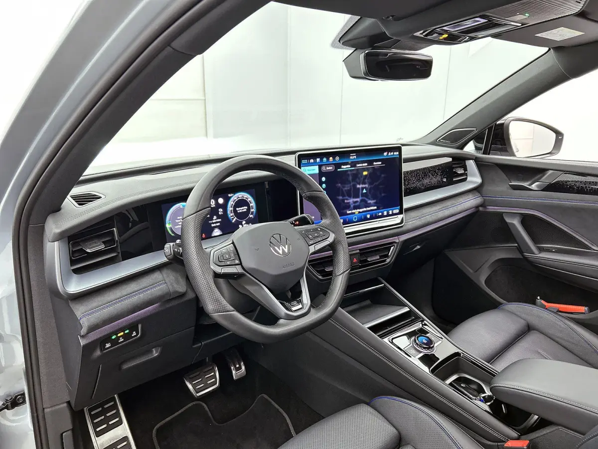 1.5 eHybrid R-Line Edition | SoH 97% | 272 PK | Automaat | Black Style | Lederen Interieur (Memory Seats) | 360* Camera (Helicopter View) | Head-Up Display | Harman-Kardon