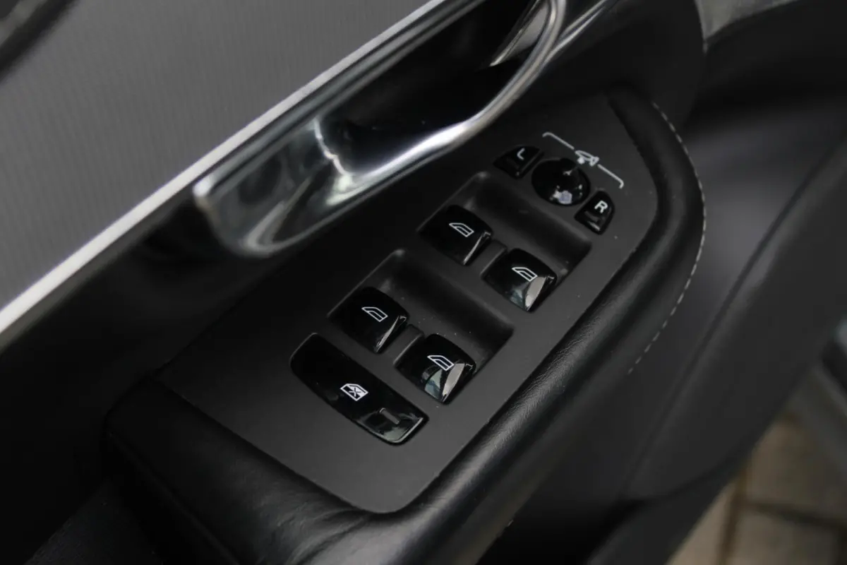 2.0 T8 Twin Engine AWD R-Design 7 P | Bowers & Wilkins | Panoramadak | Stoelkoeling | Luchtvering | Orrefors | Memory