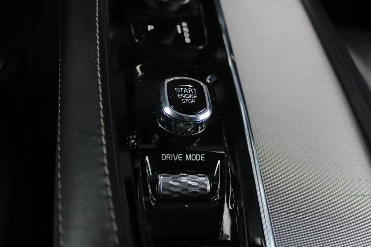 2.0 T8 Twin Engine AWD R-Design 7 P | Bowers & Wilkins | Panoramadak | Stoelkoeling | Luchtvering | Orrefors | Memory