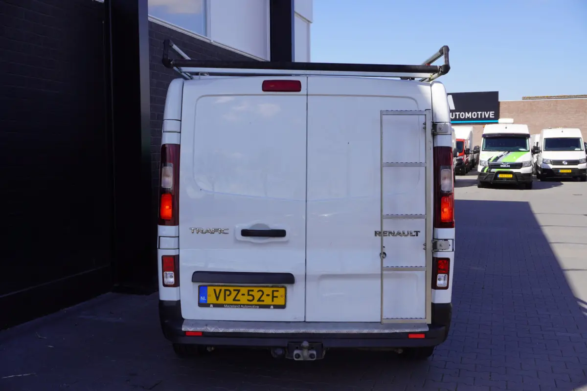 2.0 dCi 110PK L2 EURO 6 - Airco - Cruise - Trekhaak - € 15.900,- Excl.