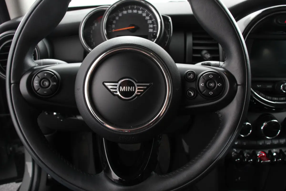 one 1.5 Automaat One Pepper Matrix Led koplampen Climate Control Parkeersensoren Cruise Control Adaptive Stoelverwarming Union Jack lampen Camera