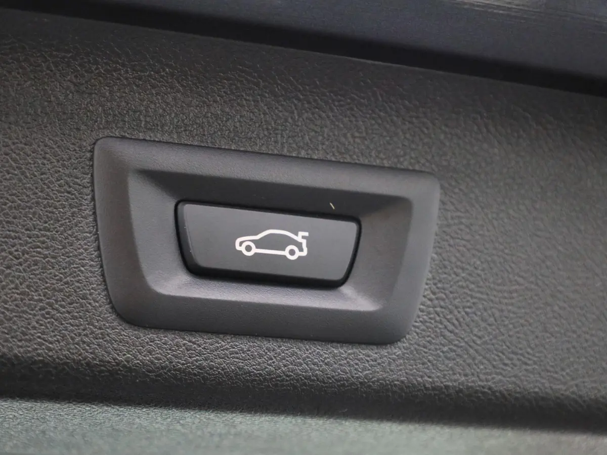 520i Business Edition Plus | Automaat | LMV | Navigatie | Stoel verwarming | Virtual cockpit | Leder |  Parkeer sensoren | Elec. achterklep | Virtual cockpit | Camera | Climate control | Cru