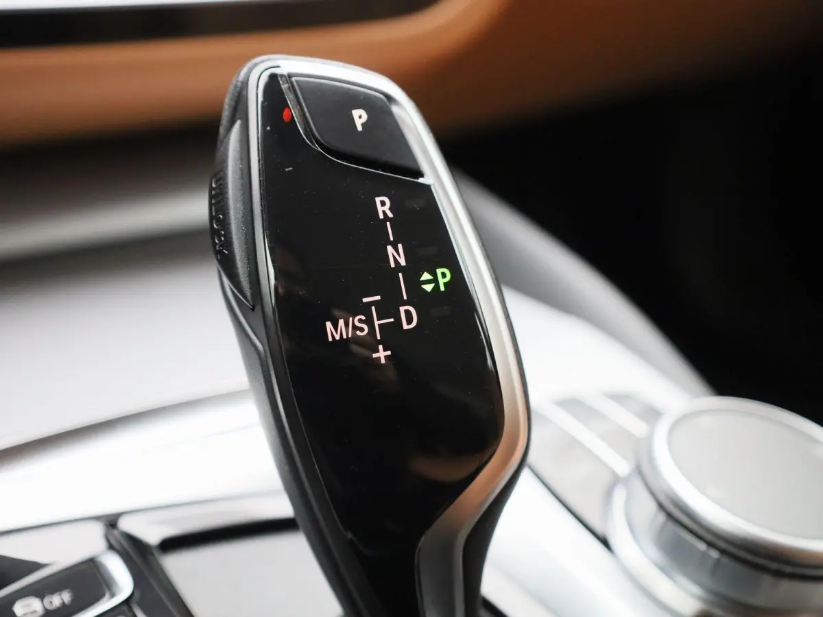 520i Business Edition Plus | Automaat | LMV | Navigatie | Stoel verwarming | Virtual cockpit | Leder |  Parkeer sensoren | Elec. achterklep | Virtual cockpit | Camera | Climate control | Cru