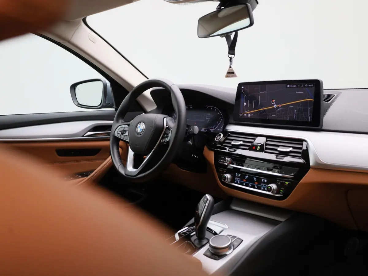 520i Business Edition Plus | Automaat | LMV | Navigatie | Stoel verwarming | Virtual cockpit | Leder |  Parkeer sensoren | Elec. achterklep | Virtual cockpit | Camera | Climate control | Cru