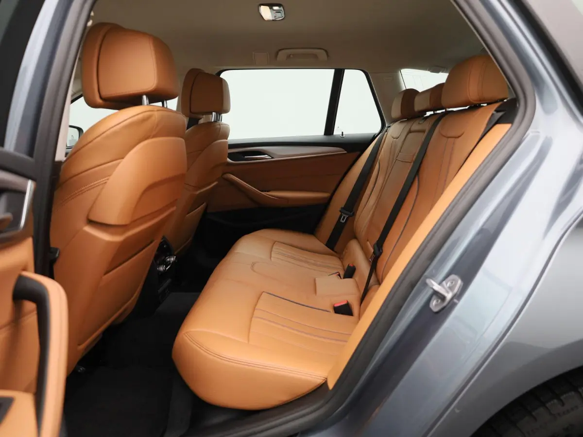 520i Business Edition Plus | Automaat | LMV | Navigatie | Stoel verwarming | Virtual cockpit | Leder |  Parkeer sensoren | Elec. achterklep | Virtual cockpit | Camera | Climate control | Cru