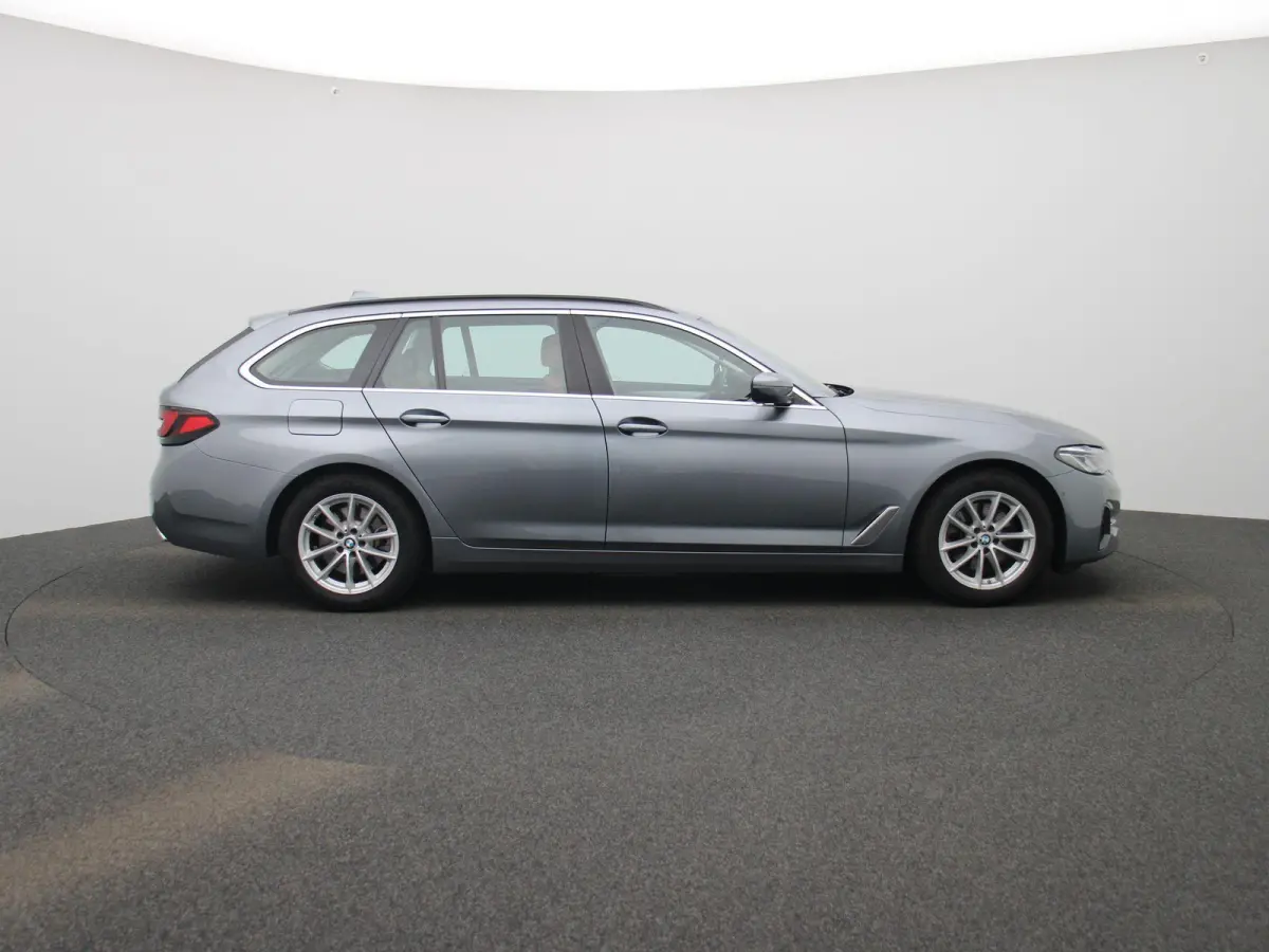 520i Business Edition Plus | Automaat | LMV | Navigatie | Stoel verwarming | Virtual cockpit | Leder |  Parkeer sensoren | Elec. achterklep | Virtual cockpit | Camera | Climate control | Cru