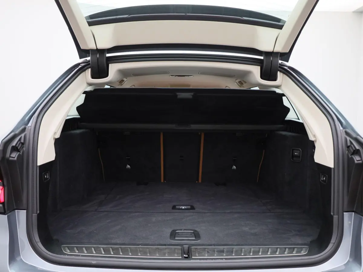 520i Business Edition Plus | Automaat | LMV | Navigatie | Stoel verwarming | Virtual cockpit | Leder |  Parkeer sensoren | Elec. achterklep | Virtual cockpit | Camera | Climate control | Cru