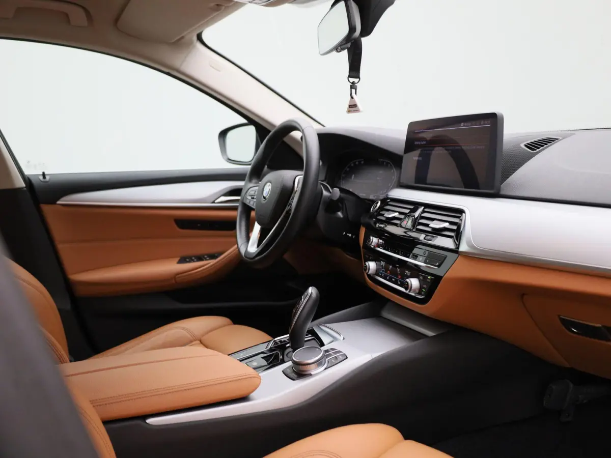 520i Business Edition Plus | Automaat | LMV | Navigatie | Stoel verwarming | Virtual cockpit | Leder |  Parkeer sensoren | Elec. achterklep | Virtual cockpit | Camera | Climate control | Cru