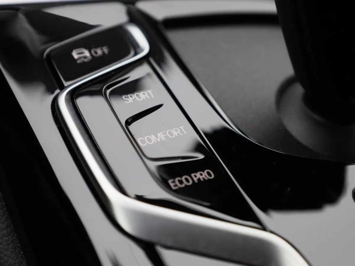 520i Business Edition Plus | Automaat | LMV | Navigatie | Stoel verwarming | Virtual cockpit | Leder |  Parkeer sensoren | Elec. achterklep | Virtual cockpit | Camera | Climate control | Cru