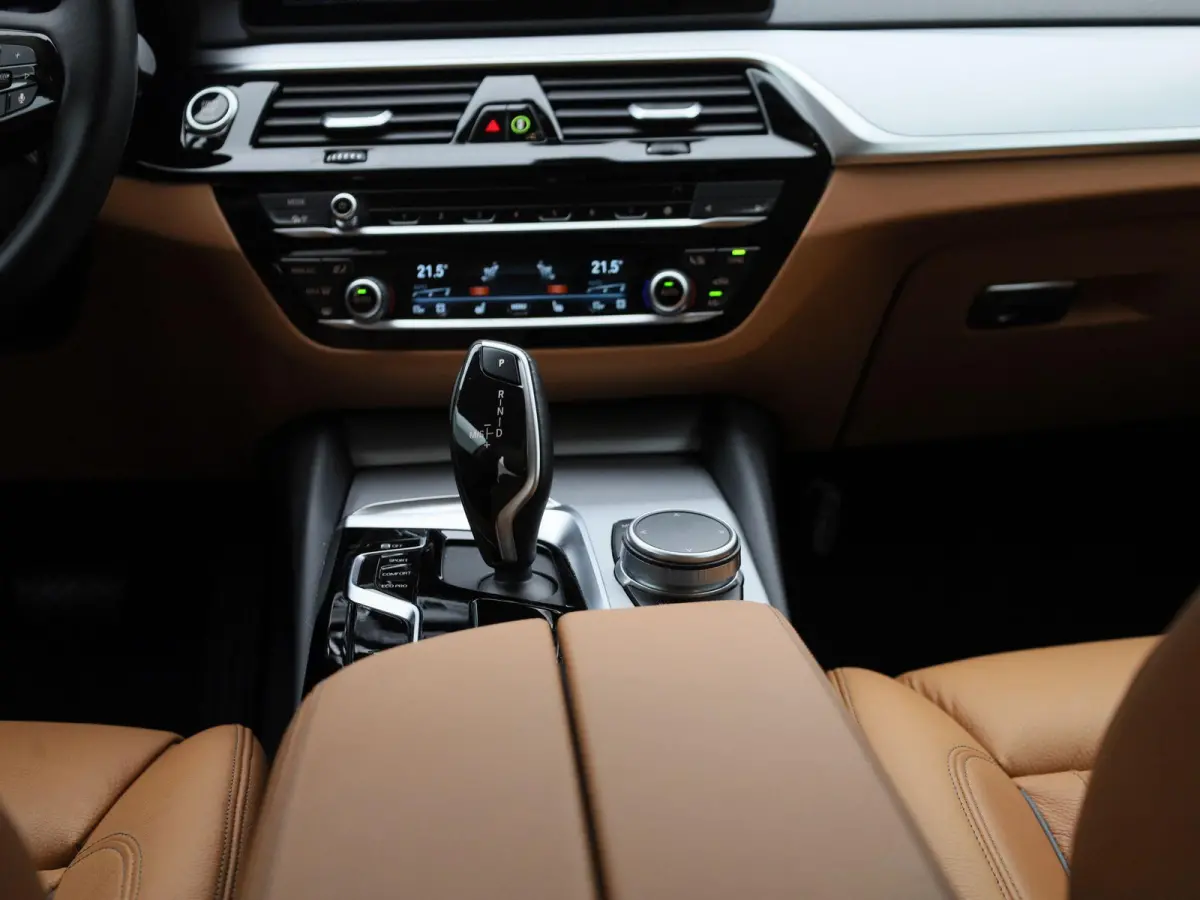 520i Business Edition Plus | Automaat | LMV | Navigatie | Stoel verwarming | Virtual cockpit | Leder |  Parkeer sensoren | Elec. achterklep | Virtual cockpit | Camera | Climate control | Cru