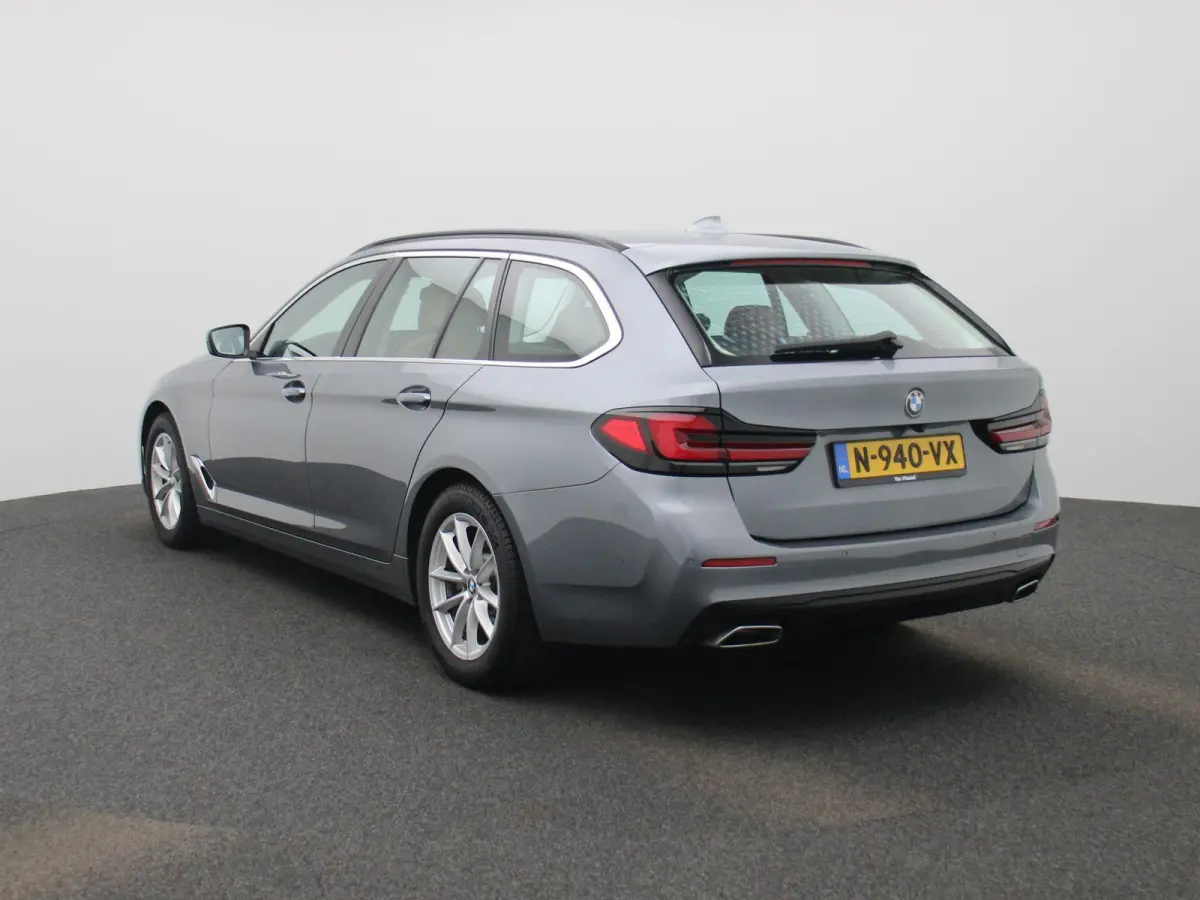 520i Business Edition Plus | Automaat | LMV | Navigatie | Stoel verwarming | Virtual cockpit | Leder |  Parkeer sensoren | Elec. achterklep | Virtual cockpit | Camera | Climate control | Cru
