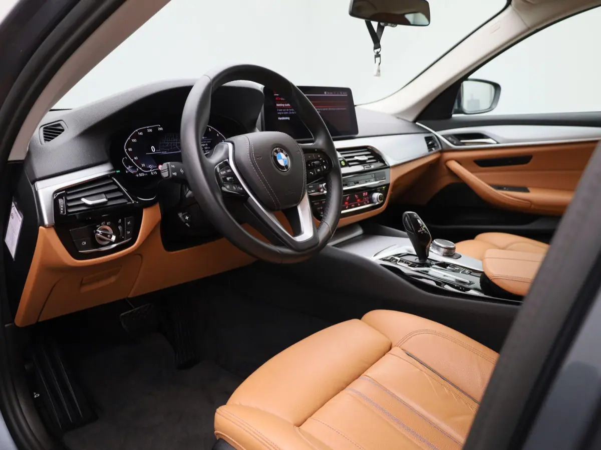 520i Business Edition Plus | Automaat | LMV | Navigatie | Stoel verwarming | Virtual cockpit | Leder |  Parkeer sensoren | Elec. achterklep | Virtual cockpit | Camera | Climate control | Cru