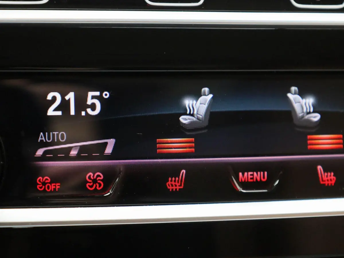 520i Business Edition Plus | Automaat | LMV | Navigatie | Stoel verwarming | Virtual cockpit | Leder |  Parkeer sensoren | Elec. achterklep | Virtual cockpit | Camera | Climate control | Cru